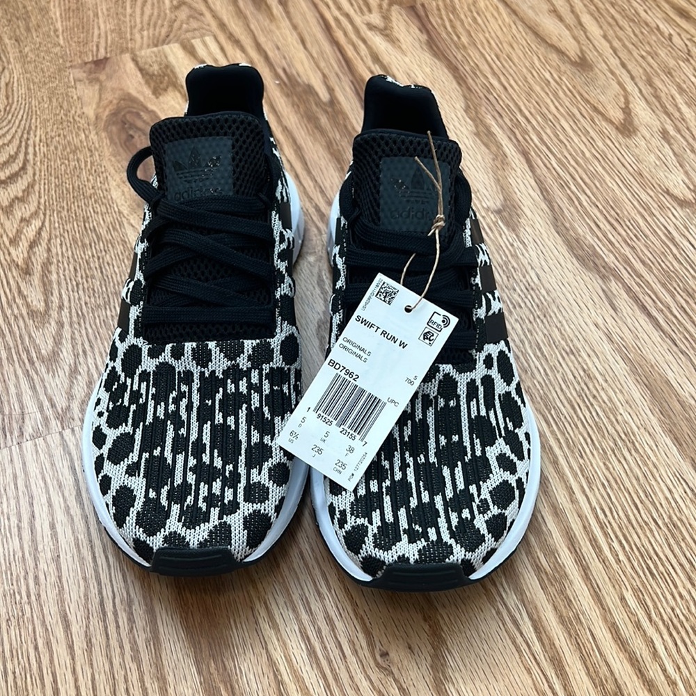 Adidas swift runs tan and black pattern size 6.5